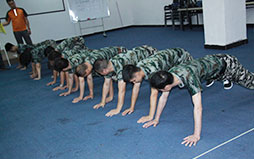 集體男子（zǐ）俯臥撐